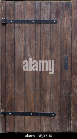 Alte Holztür. Rustikaler Stil. Naturholz. Stockfoto