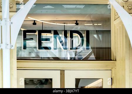 Nahaufnahme eines Fendi Fashion Store Schildes an einer Gebäudefassade in der Stadt soho manhattan New york City Stockfoto
