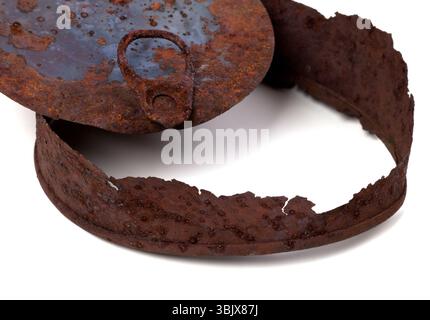 Teil einer alten, rostigen Dose auf weißem Hintergrund Stockfoto