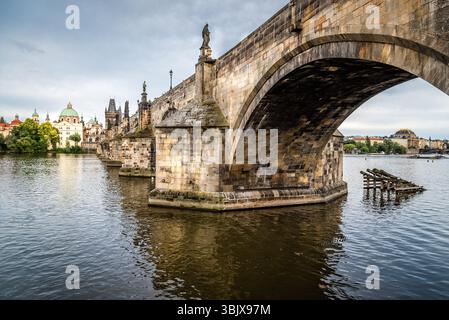 Karlsbrücke in Prag gegen den Himmel bei Sonnenuntergang Stockfoto