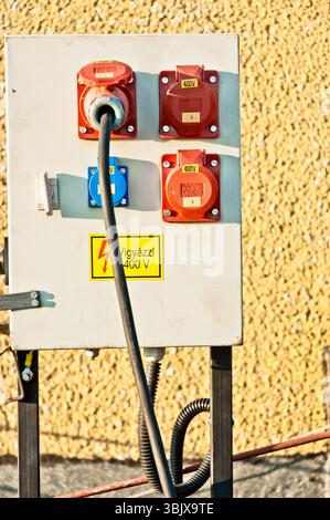 Hochspannungssteckverbinder vor verschwommenem Hintergrund Stockfoto
