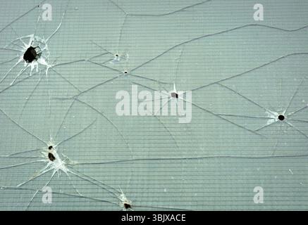 Abstrakter Hintergrund eines gebrochenen Fensters Stockfoto