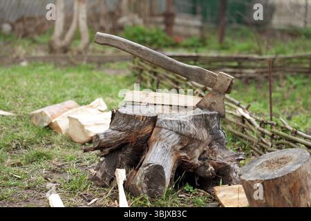 Alten Axt im Baumstumpf Stockfoto