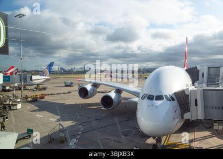 Ein Passagierflugzeug des Typs Qantas Airbus A380-800 parkt am Flugsteig am Kingsford Smith International Airport Stockfoto