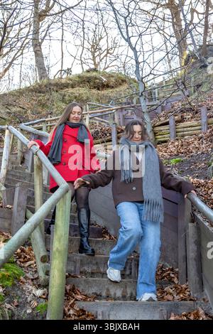 Zwei Frauen laufen im Park. Wald. Zwei Frauen, die im Park spazieren gehen und reden. Stockfoto