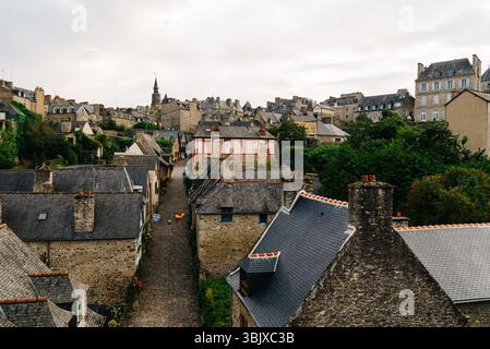 Aus der Vogelperspektive auf die mittelalterliche Stadt Dinan Stockfoto