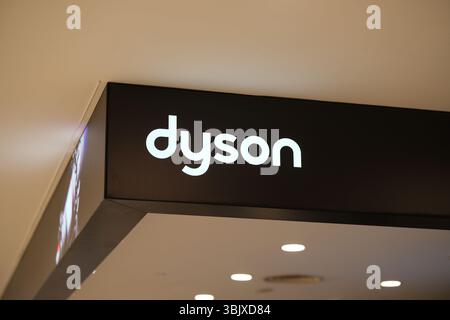 Shanghai, China, 31. August 2024: dyson Markenlogo im Geschäft Stockfoto