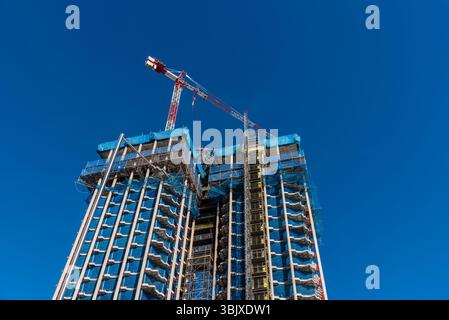 Flacher Blick auf den Wolkenkratzer im Bau Stockfoto