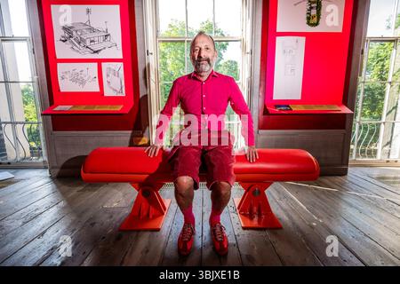 London, Großbritannien. Juni 2025. Richard Rogers: Talking Buildings' im Sir John Soane's Museum. Eine retrospektive Übersicht und Ausstellung über sein Leben und Werk, die sich auf die acht Lieblingsprojekte des Architekten von 1967 bis 2020 konzentriert: Darunter das Zip-up House, das Centre Pompidou, Lloyd's of London und der Millennium Dome. Es zeigt Zeichnungen, Filme und sein Markenzeichen, hochfarbige Perspex-Modelle, läuft vom 18. Juni bis 21. September 2025 und wurde von seinem Sohn ab entworfen und kuratiert. Guy Bell/Alamy Live News Stockfoto