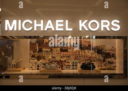 Shanghai, China, 29. März 2025: Michael Kors Store Window Stockfoto