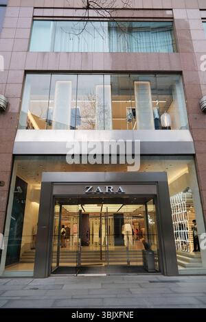 Shanghai, China - 29. März 2025: Große ZARA-Ladenfassade Stockfoto