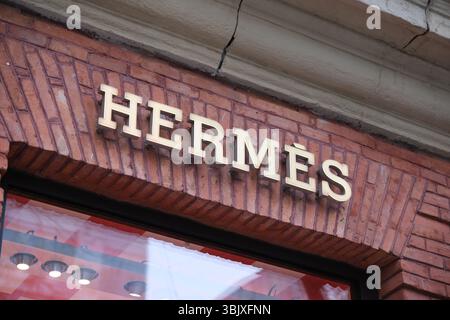 Shanghai, China - 29. März 2025: Logo der Marke Hermès Stockfoto