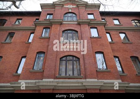 Shanghai, China - 29. März 2025: Große Hermès-Ladenfassade Stockfoto
