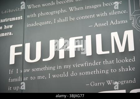 Shanghai, China - 29. März 2025: Firmenlogo Fujifilm Stockfoto