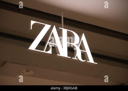 Shanghai, China - 29. März 2025: Markenlogo ZARA Stockfoto