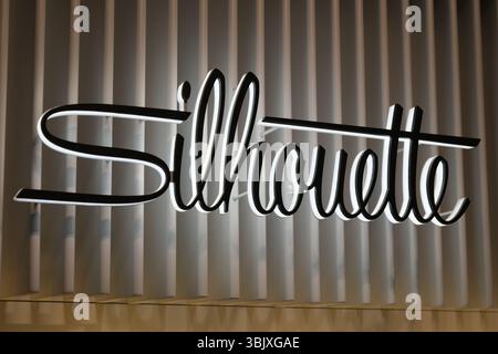 Shanghai, China - 4. April 2025: Silhouette Brillenlogo des Unternehmens Stockfoto