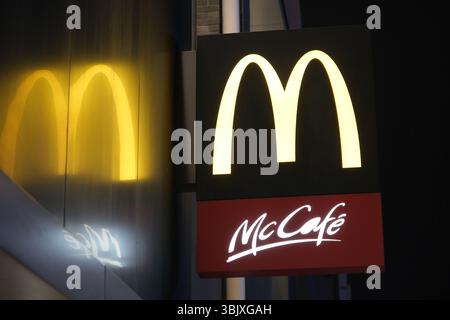 Shanghai, China, 4. April 2025: McDonald's McCafé Markenlogo Stockfoto