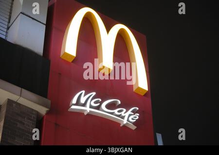 Shanghai, China, 4. April 2025: McDonald's McCafé Markenlogo Stockfoto