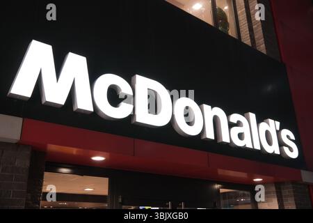 Shanghai, China, 4. April 2025: Logo der Marke McDonald's Stockfoto