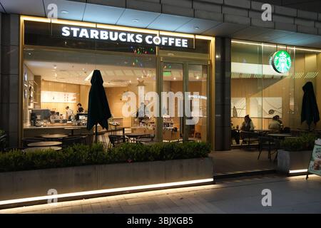Shanghai, China - 4. April 2025: Starbucks Coffee Store Stockfoto