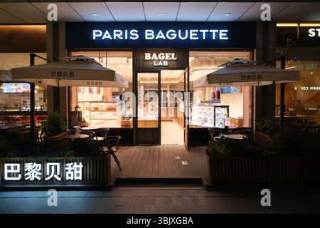 Shanghai, China - 4. April 2025: Pariser Baguette-Ladenfassade Stockfoto
