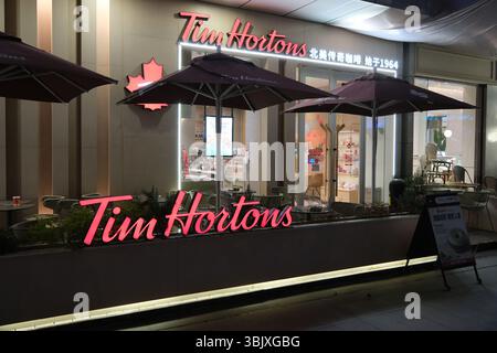 Shanghai, China - 4. April 2025: Tim Hortons Store mit Markenlogo Stockfoto