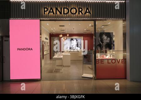 Shanghai, China - 4. April 2025: PANDORA Brand Store Stockfoto