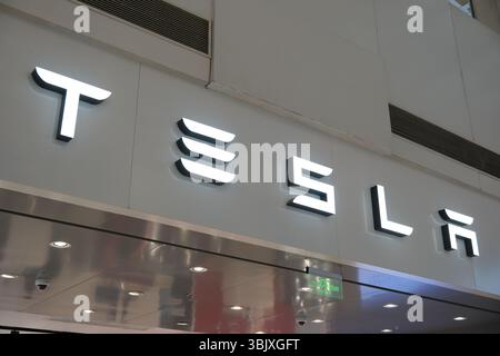 Shanghai, China – 4. April 2025: Firmenlogo Tesla Stockfoto