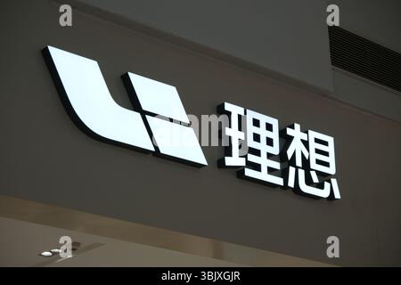 Shanghai, China - 4. April 2025: Firmenlogo Li Auto Stockfoto