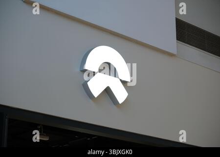 Shanghai, China – 4. April 2025: Markenlogo des Unternehmens NIO Stockfoto