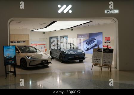 Shanghai, China, 4. April 2025: Im Motors Elektroauto-Store Stockfoto
