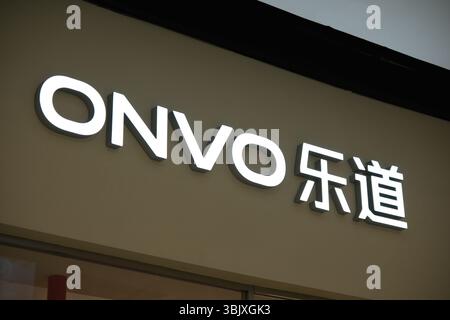 Shanghai, China - 4. April 2025: Firmenlogo Onvo Stockfoto