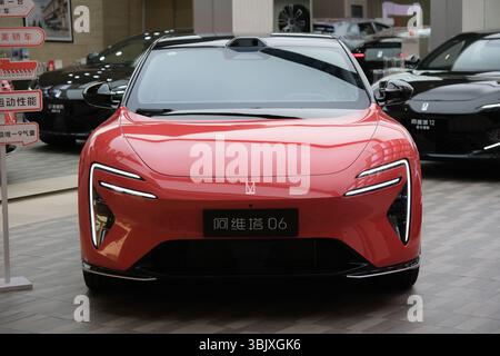 Shanghai, China - 4. April 2025: Avatr 06 EV im Geschäft Stockfoto