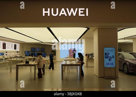 Shanghai, China - 4. April 2025: HUAWEI-Laden mit Menschen Stockfoto