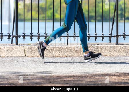 NEW YORK, USA - 15. MAI 2019: Jogger laufen am Central Park Reservoir in New York. Der Central Park ist voller aktiver Leute Stockfoto