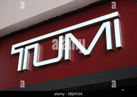 Shanghai, China - 5. April 2025: Firmenlogo der Marke Tumi Stockfoto