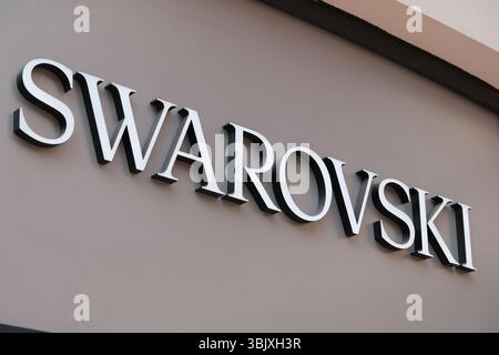 Shanghai, China – 5. April 2025: Logo des Markenunternehmens Swarovski Stockfoto