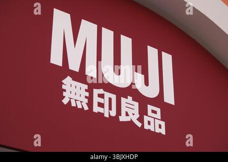 Shanghai, China - 5. April 2025: Firmenlogo der Marke MUJI Stockfoto