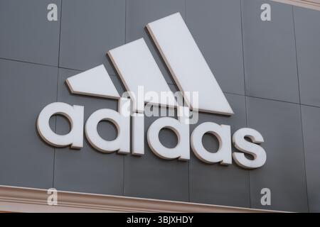 Shanghai, China - 5. April 2025: Logo des Markenunternehmens adidas Stockfoto