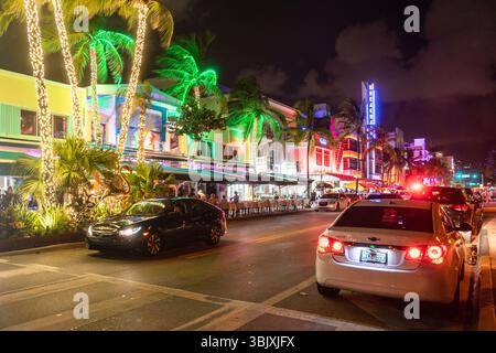 Miami Beach, USA - 10. September 2019: Ocean Drive Miami Beach bei Sonnenuntergang. Skyline der Stadt mit Palmen in der Abenddämmerung. Art Deco auf dem Sout Stockfoto