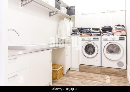 Im Wäscheraum sind Stapel sauberer Kleidung Stockfoto