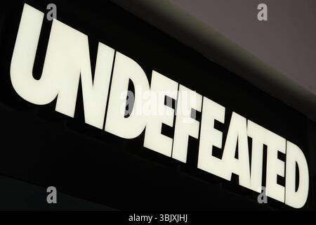 Shanghai, China - 5. April 2025: UNBESIEGTES Markenlogo Stockfoto