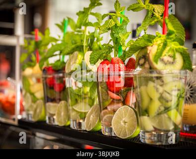 Obst und Beeren Cocktails in der Bar in Italien Stockfoto