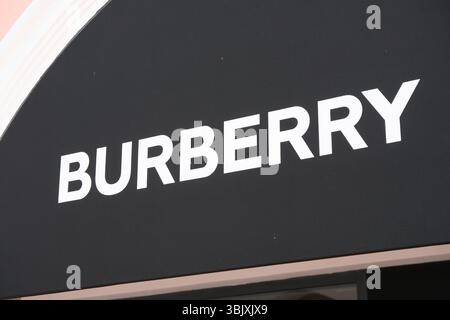 Shanghai, China – 5. April 2025: Firmenlogo der Marke Burberry Stockfoto