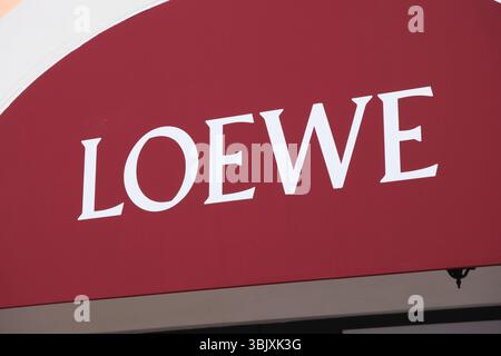 Shanghai, China - 5. April 2025: LOEWE Markenlogo Stockfoto