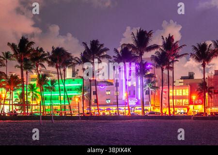 Miami Beach, USA - 10. September 2019: Ocean Drive in Miami Beach bei Sonnenuntergang. Skyline der Stadt mit Palmen in der Abenddämmerung. Art Deco auf S Stockfoto