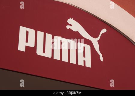 Shanghai, China - 5. April 2025: Logo des Markenunternehmens PUMA Stockfoto