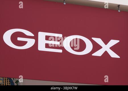 Shanghai, China - 5. April 2025: Firmenlogo der Marke Geox Stockfoto