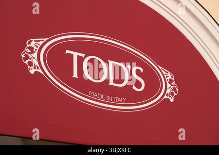 Shanghai, China - 5. April 2025: Firmenlogo der Marke Tod's Stockfoto