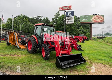 Neuer roter Kioti KL7320-Landwirtschaftstraktor mit Frontlader für allgemeine Landwirtschafts- und Bauarbeiten in Montgomery Alabama, USA. Stockfoto